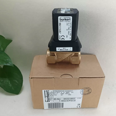 0-10 bar Pressione resistente Burkert 00221618 Tipo 6213 Valvola solenoide, NBR Sigillatura 13 orificio G3/4 filo, alloggiamento in ottone DC24V 8W Per -10 ~ 80 ° C condotte