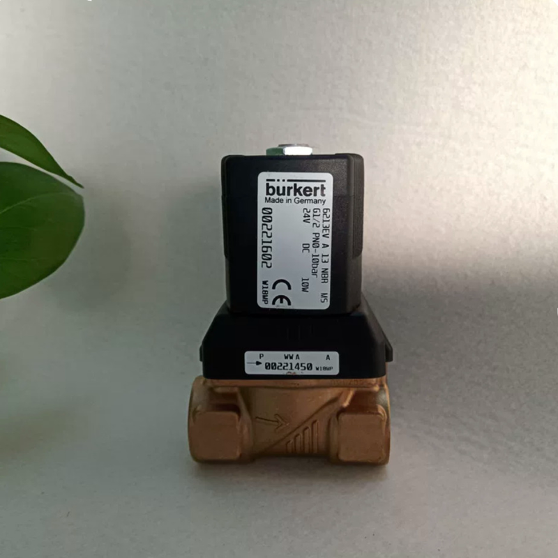 0-10 bar Pressione resistente Burkert 00221618 Tipo 6213 Valvola solenoide, NBR Sigillatura 13 orificio G3/4 filo, alloggiamento in ottone DC24V 8W Per -10 ~ 80 ° C condotte